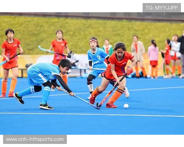 曲棍球少年展现超强控球能力：掌握球感，铸就竞技未来